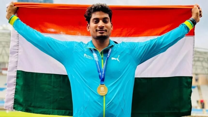 राष्ट्रीय अंतरराज्यीय एथलेटिक्स चैंपियनशिप में स्वर्ण पदक जीतने के बाद भाला फेंक खिलाड़ी रोहित यादव
