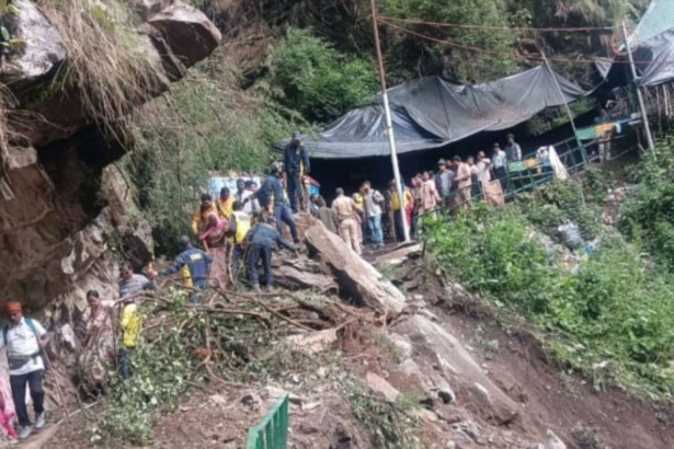 यमुनोत्री नेशनल हाईवे पर भूस्खलन के कारण यात्री फंसे, प्रशासन राहत कार्य में जुटा।