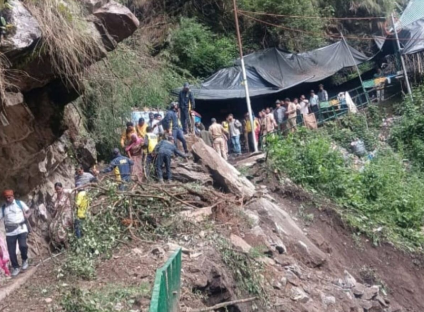 यमुनोत्री नेशनल हाईवे पर भूस्खलन के कारण यात्री फंसे, प्रशासन राहत कार्य में जुटा।