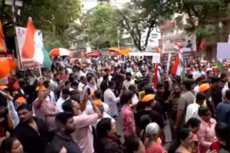 मुंबई में सोनम वांगचुक के समर्थन में प्रदर्शन करते लोग।