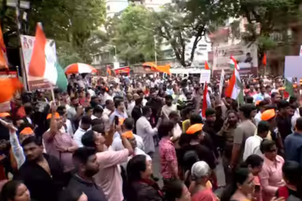 मुंबई में सोनम वांगचुक के समर्थन में प्रदर्शन करते लोग।