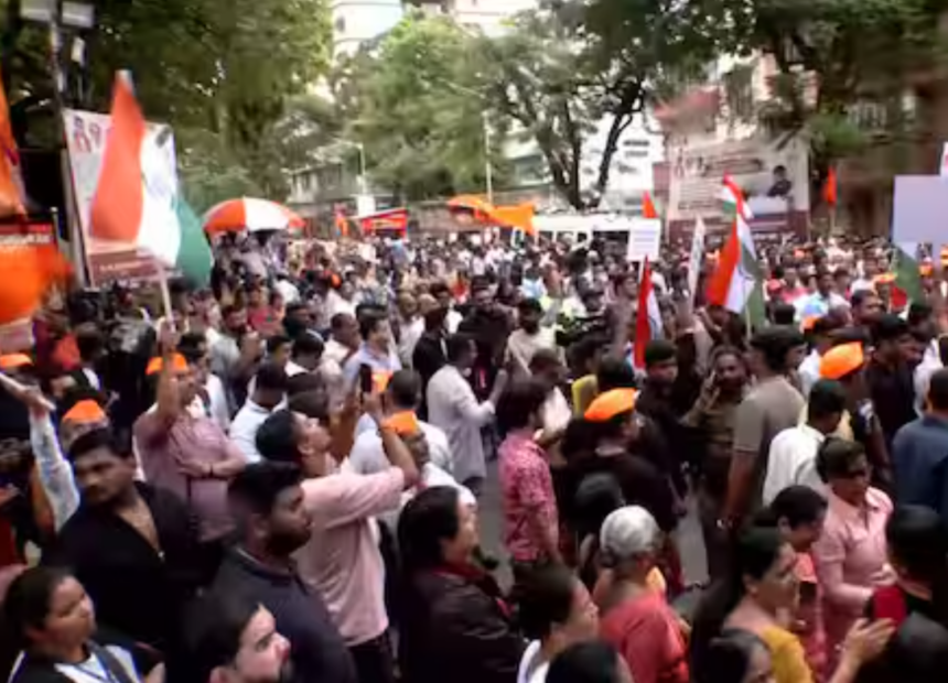 मुंबई में सोनम वांगचुक के समर्थन में प्रदर्शन करते लोग।