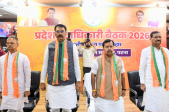 पटना में बांकीपुर उपचुनाव को लेकर भाजपा कार्यकर्ताओं के साथ बैठक करते नितिन नवीन।