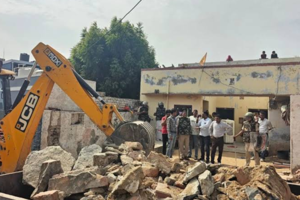 डीडवाना में दिनेश स्वामी के मकान पर बुलडोजर कार्रवाई