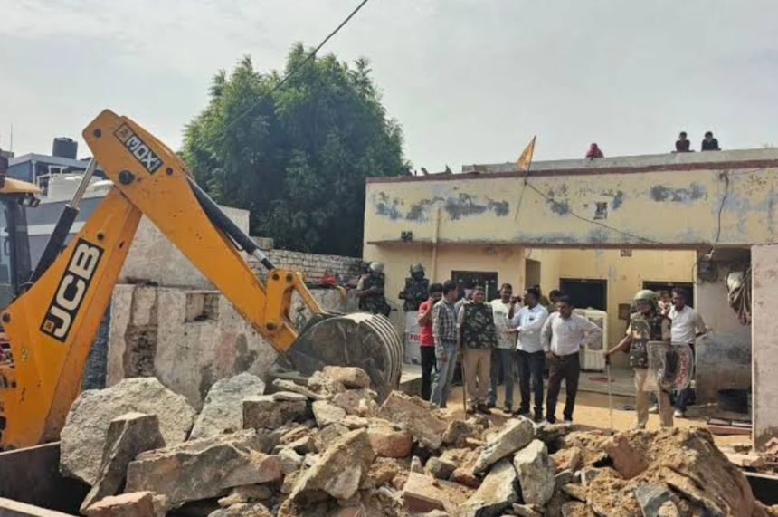 डीडवाना में दिनेश स्वामी के मकान पर बुलडोजर कार्रवाई