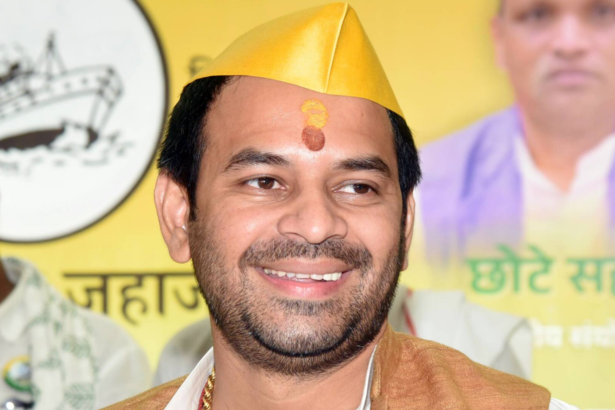 बांकीपुर उपचुनाव को लेकर बयान देते हुए तेज प्रताप यादव।