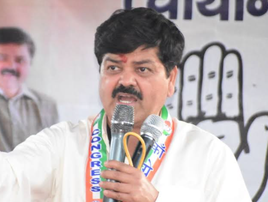 बद्रीनाथ धाम में चढ़ावा गड़बड़ी मामले पर प्रेस कॉन्फ्रेंस करते कांग्रेस नेता।