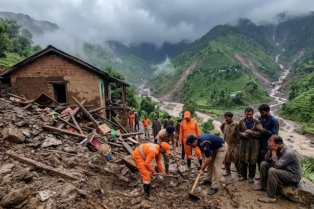 पुंछ के लोरन क्षेत्र में हुए भूस्खलन में एक परिवार के सात लोगों की मौत हो गई।