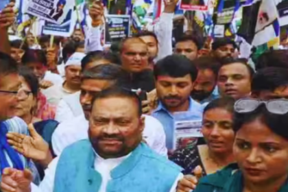 जौहर यूनिवर्सिटी ध्वस्तीकरण के विरोध में लखनऊ में प्रदर्शन करते स्वामी प्रसाद मौर्य और राष्ट्रीय शोषित समाज पार्टी के समर्थक