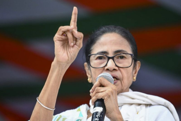 ममता बनर्जी वीडियो संदेश जारी करते हुए भाजपा पर आरोप लगाती नजर आ रही हैं।