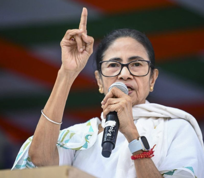 ममता बनर्जी वीडियो संदेश जारी करते हुए भाजपा पर आरोप लगाती नजर आ रही हैं।