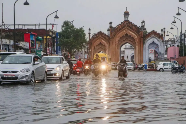 मानसून सक्रिय होने के बाद लखनऊ समेत कई जिलों में तेज बारिश का दौर जारी है।