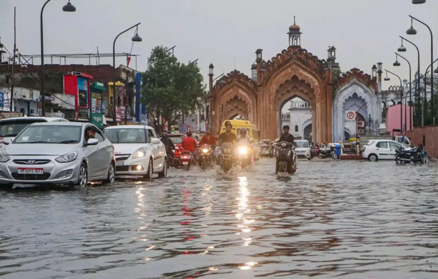मानसून सक्रिय होने के बाद लखनऊ समेत कई जिलों में तेज बारिश का दौर जारी है।