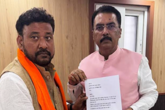 अभिषेक कुमार सिन्हा के नामांकन वापस लेने के बाद बीजेपी ने नीरज कुमार सिन्हा को उम्मीदवार बनाया।