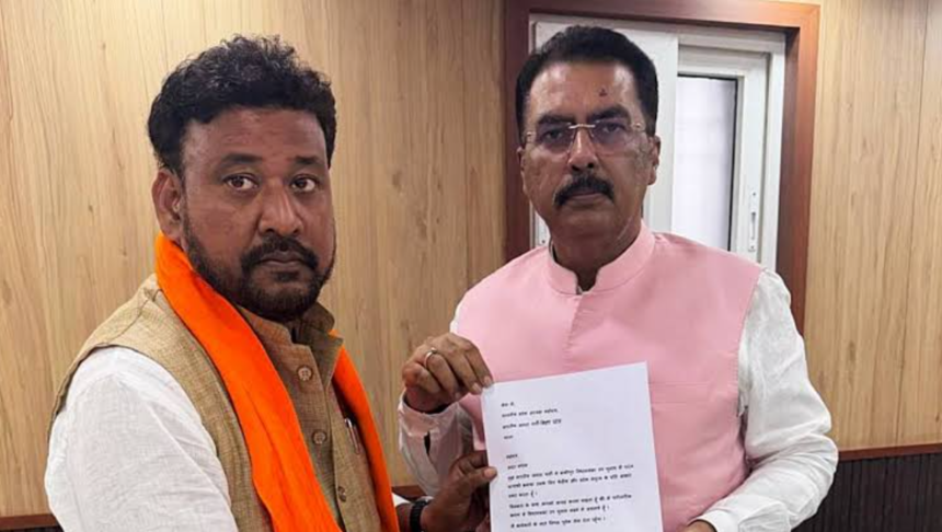 अभिषेक कुमार सिन्हा के नामांकन वापस लेने के बाद बीजेपी ने नीरज कुमार सिन्हा को उम्मीदवार बनाया।