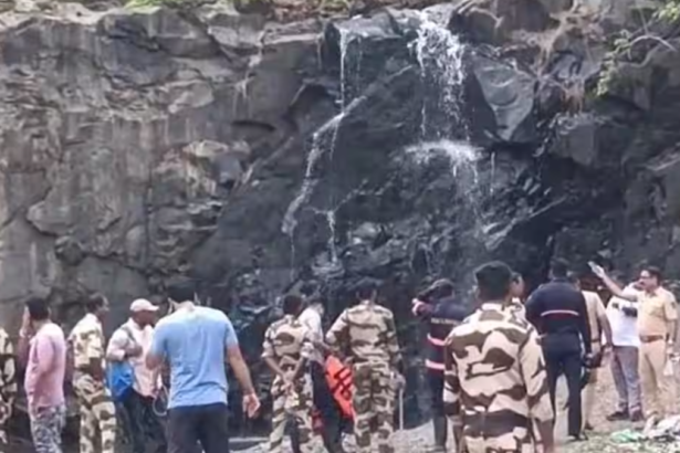 मुंबई के दहिसर ईस्ट स्थित केतकीपाड़ा इलाके में रविवार को एक दर्दनाक हादसा सामने आया। यहां पानी से भरी एक खदान में नहाने गए दो कॉलेज छात्रों की डूबने से मौत हो गई।