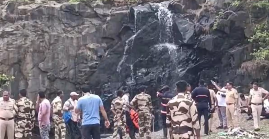मुंबई के दहिसर ईस्ट स्थित केतकीपाड़ा इलाके में रविवार को एक दर्दनाक हादसा सामने आया। यहां पानी से भरी एक खदान में नहाने गए दो कॉलेज छात्रों की डूबने से मौत हो गई।