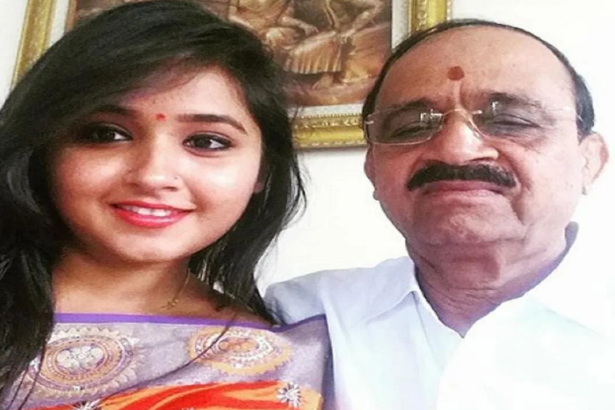 काजल राघवानी ने सोशल मीडिया पर पिता को याद करते हुए लिखा कि उनके दिए संस्कार और यादें हमेशा साथ रहेंगी।