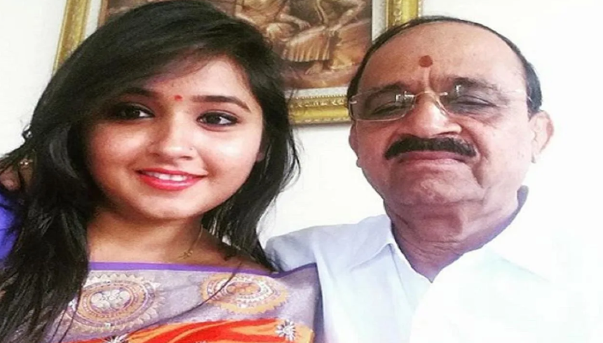 काजल राघवानी ने सोशल मीडिया पर पिता को याद करते हुए लिखा कि उनके दिए संस्कार और यादें हमेशा साथ रहेंगी।