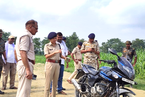 बिहार के मुजफ्फरपुर जिले में बुधवार सुबह एक युवक का शव बाइक पर मिलने से इलाके में हड़कंप मच गया।