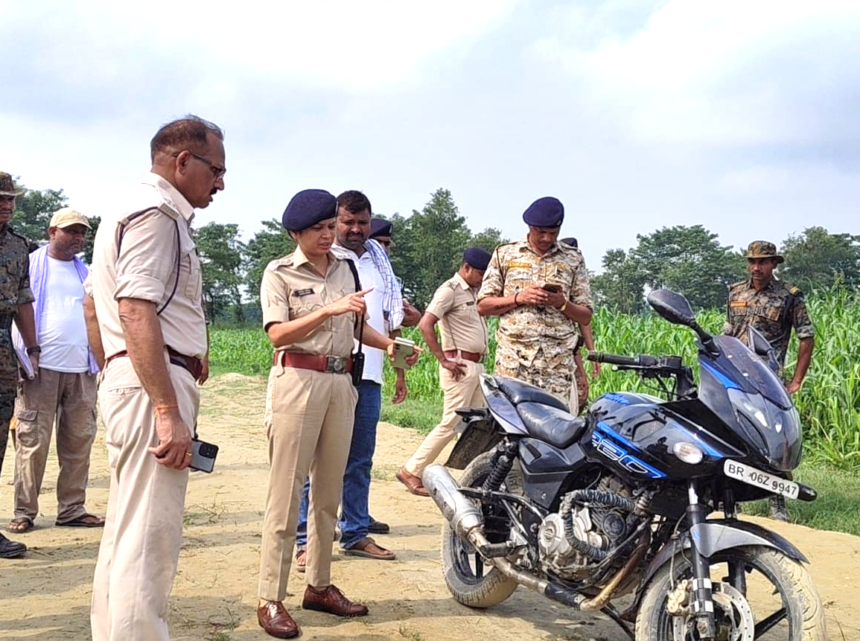 बिहार के मुजफ्फरपुर जिले में बुधवार सुबह एक युवक का शव बाइक पर मिलने से इलाके में हड़कंप मच गया।