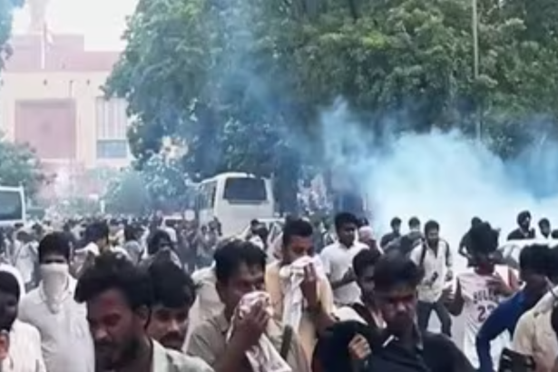 संसद भवन के बाहर प्रदर्शनकारियों को रोकने के लिए तैनात पुलिस और सुरक्षा बल।