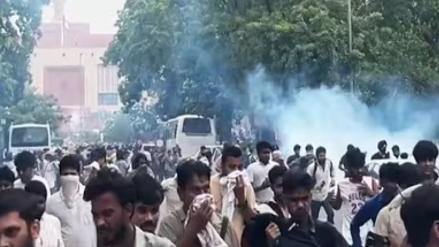 संसद भवन के बाहर प्रदर्शनकारियों को रोकने के लिए तैनात पुलिस और सुरक्षा बल।