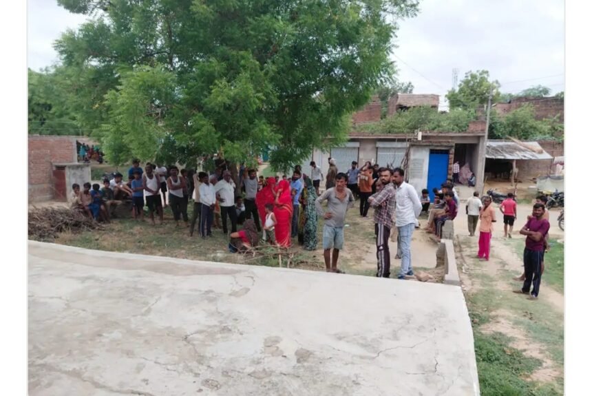 जालौन के रामपुरा थाना क्षेत्र में घर के बाहर चारपाई पर सो रही महिला की हत्या के बाद घटनास्थल पर जांच करती पुलिस