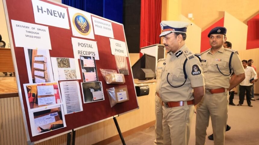 हैदराबाद पुलिस द्वारा स्पीड पोस्ट और निजी कूरियर के जरिए 21 राज्यों में गांजा सप्लाई करने वाले करोड़ों रुपये के ड्रग्स नेटवर्क का भंडाफोड़ करते हुए आरोपी और बरामद गांजा