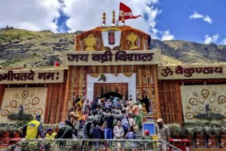 बदरीनाथ धाम मंदिर परिसर का सांकेतिक दृश्य, जहां चढ़ावे में कथित अनियमितता के आरोपों के बाद मंदिर समिति ने जांच शुरू की है