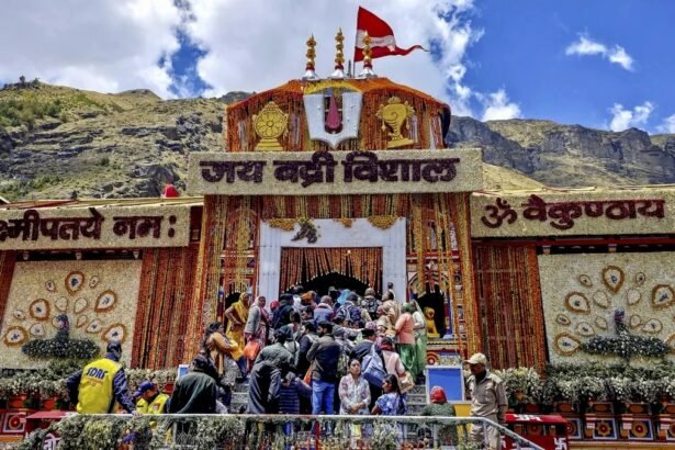 बदरीनाथ धाम मंदिर परिसर का सांकेतिक दृश्य, जहां चढ़ावे में कथित अनियमितता के आरोपों के बाद मंदिर समिति ने जांच शुरू की है