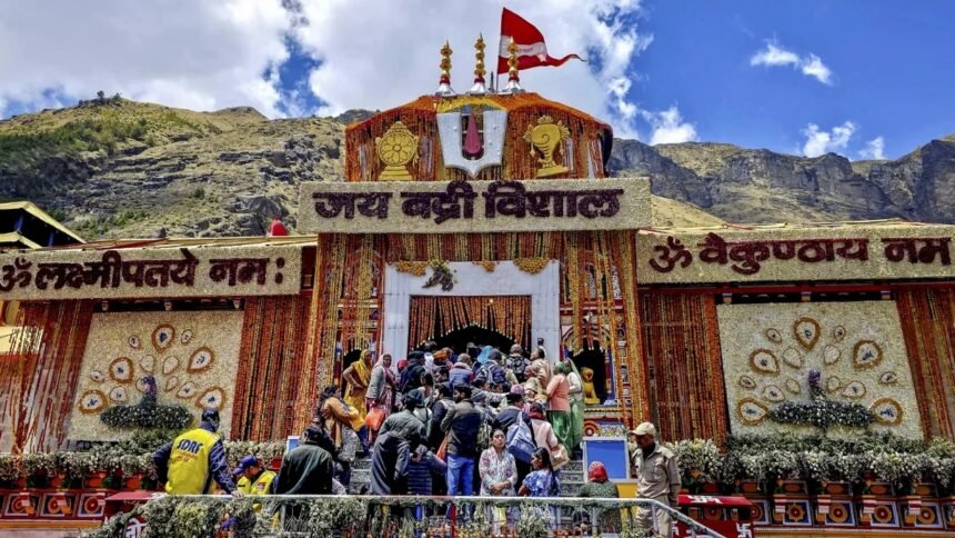 बदरीनाथ धाम मंदिर परिसर का सांकेतिक दृश्य, जहां चढ़ावे में कथित अनियमितता के आरोपों के बाद मंदिर समिति ने जांच शुरू की है