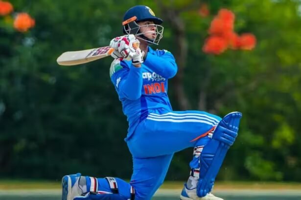 भारतीय टीम के युवा बल्लेबाज वैभव सूर्यवंशी की तस्वीर, साथ में पूर्व क्रिकेटर पार्थिव पटेल और मुख्य कोच गौतम गंभीर। खबर वैभव के डेब्यू और टीम मैनेजमेंट को दी गई सलाह से जुड़ी है