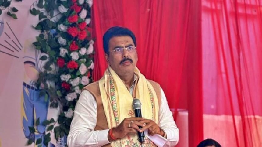 बिहार बीजेपी प्रदेश अध्यक्ष संजय सरावगी मीडिया से बातचीत करते हुए। तस्वीर बांकीपुर उपचुनाव, एनडीए की चुनावी रणनीति और विपक्ष पर उनके बयान से जुड़ी है