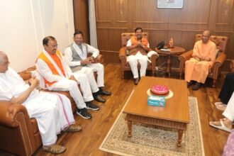 सीएम योगी आदित्यनाथ, बीजेपी अध्यक्ष नितिन नवीन और डिप्टी सीएम केशव प्रसाद मौर्य लखनऊ में मुलाकात के दौरान, 2027 यूपी चुनाव से पहले संगठनात्मक एकजुटता का संदेश देते हुए