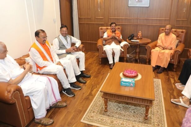 सीएम योगी आदित्यनाथ, बीजेपी अध्यक्ष नितिन नवीन और डिप्टी सीएम केशव प्रसाद मौर्य लखनऊ में मुलाकात के दौरान, 2027 यूपी चुनाव से पहले संगठनात्मक एकजुटता का संदेश देते हुए
