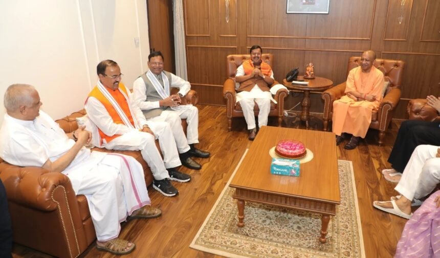 सीएम योगी आदित्यनाथ, बीजेपी अध्यक्ष नितिन नवीन और डिप्टी सीएम केशव प्रसाद मौर्य लखनऊ में मुलाकात के दौरान, 2027 यूपी चुनाव से पहले संगठनात्मक एकजुटता का संदेश देते हुए