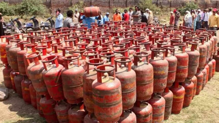 11 जुलाई 2026 के एलपीजी गैस सिलेंडर के ताजा रेट, जिसमें घरेलू और कमर्शियल LPG सिलेंडर की कीमतें तथा दिल्ली, मुंबई, लखनऊ, कोलकाता, चेन्नई समेत प्रमुख शहरों के नए भाव शामिल हैं
