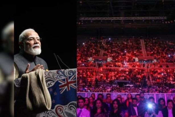न्यूज़ीलैंड में भारतीय समुदाय को संबोधित करते हुए प्रधानमंत्री नरेंद्र मोदी मंच से 25-30 साल पहले उपहार में मिला मफलर दिखाते हुए