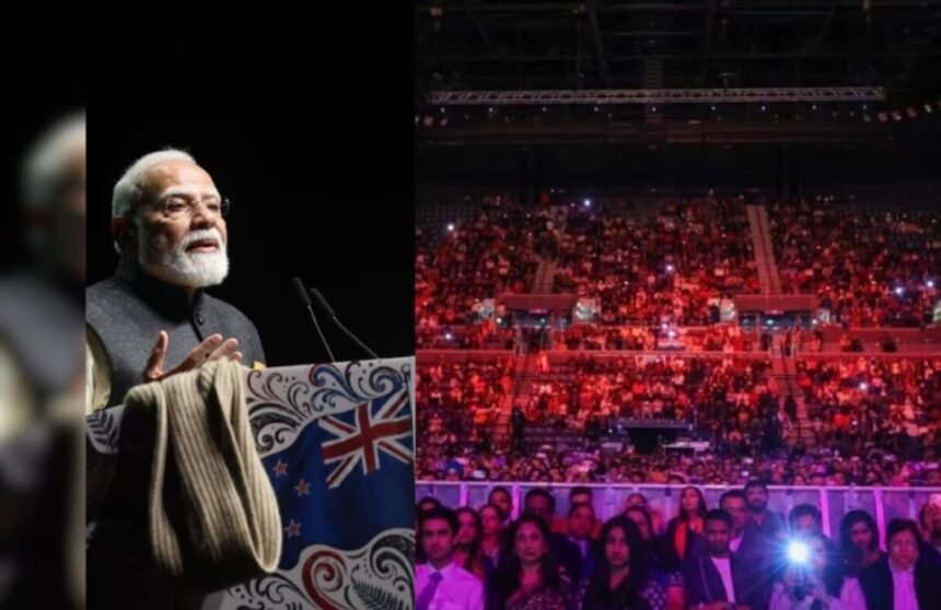 न्यूज़ीलैंड में भारतीय समुदाय को संबोधित करते हुए प्रधानमंत्री नरेंद्र मोदी मंच से 25-30 साल पहले उपहार में मिला मफलर दिखाते हुए