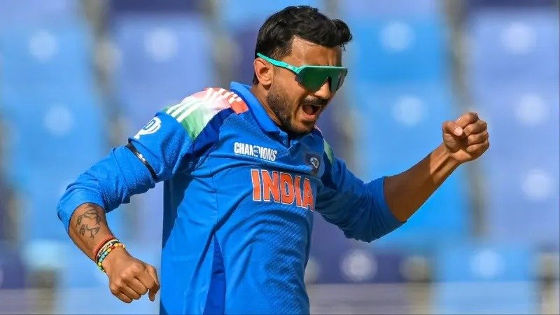 भारतीय ऑलराउंडर अक्षर पटेल आईसीसी वनडे ऑलराउंडर रैंकिंग में 9वें स्थान पर पहुंचने के बाद ट्रॉफी के साथ मुस्कुराते हुए, इंग्लैंड के खिलाफ शानदार प्रदर्शन के बाद टॉप-10 में शामिल होने वाले इकलौते भारतीय खिलाड़ी
