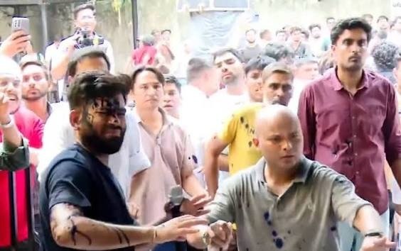 दिल्ली के जंतर-मंतर पर प्रदर्शन के दौरान मंच पर भाषण देते अभिजीत दीपके पर एक महिला द्वारा स्याही फेंकने के बाद मची अफरा-तफरी, मौके पर मौजूद सुरक्षाकर्मी और समर्थक स्थिति संभालते हुए