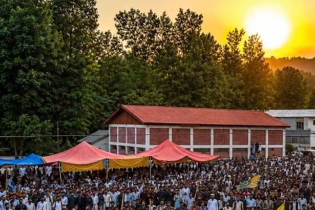 पाकिस्तान के कब्जे वाले कश्मीर (PoK) में पाकिस्तान सरकार के खिलाफ प्रदर्शन के दौरान बड़ी संख्या में लोग रैली निकालते हुए, हाथों में बैनर और झंडे लिए मुजफ्फराबाद कूच की तैयारी करते हुए