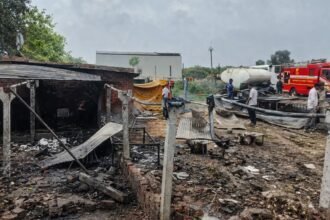 अहमदाबाद के पटाखा फैक्ट्री में लगी भीषण आग के बाद राहत एवं बचाव कार्य में जुटी दमकल और पुलिस की टीमें, घटना पर प्रधानमंत्री नरेंद्र मोदी ने शोक व्यक्त किया