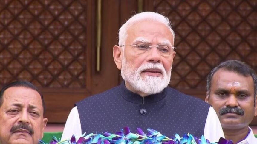 संसद के मानसून सत्र से पहले प्रधानमंत्री नरेंद्र मोदी मीडिया को संबोधित करते हुए, भारत की उपलब्धियों, अंतरिक्ष मिशन और विकास परियोजनाओं पर बड़ा संदेश देते हुए।