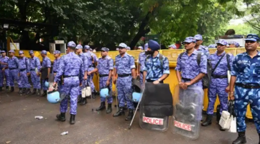 दिल्ली में नीट पेपर लीक विरोध-प्रदर्शन, संसद के मानसून सत्र और CJP आंदोलन के बीच केंद्र सरकार ने पश्चिम बंगाल से CRPF की 20 अतिरिक्त कंपनियां तैनात की हैं।