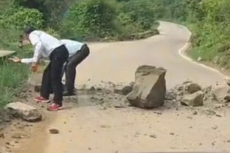 कोटद्वार-दुगड्डा हाईवे पर पर्यटकों की कार के सामने गिरे भारी बोल्डर, चालक की सूझबूझ से टला बड़ा हादसा।