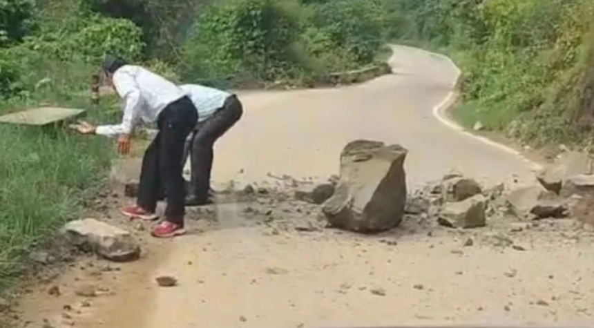 कोटद्वार-दुगड्डा हाईवे पर पर्यटकों की कार के सामने गिरे भारी बोल्डर, चालक की सूझबूझ से टला बड़ा हादसा।